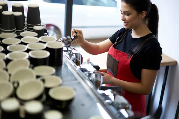 カフェテリアの熟練した繁栄した女性の所有者は カップでバーに立つプロのマシンでコーヒーを準備楽しむ — ストック写真
