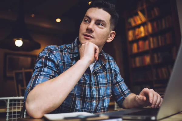 Eğitim için modern dizüstü bilgisayar ve üniversite kütüphanesinde sınav hazırlıkları sırasında öğrenme, serbest çalışan