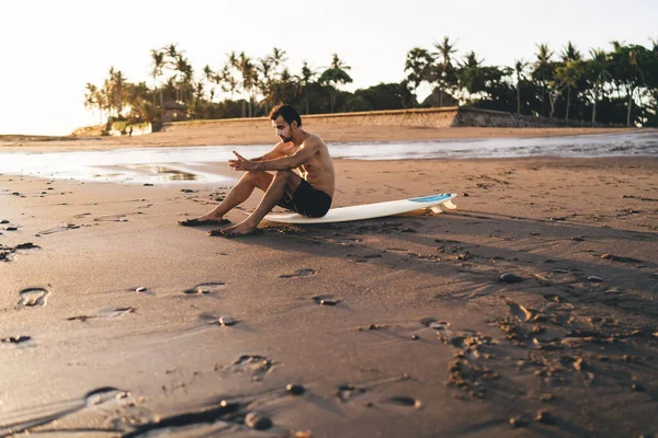 Contemplativo Tipo Caucásico Sentado Tabla Surf Profesional Esperando Olas Filipinas — Foto de Stock