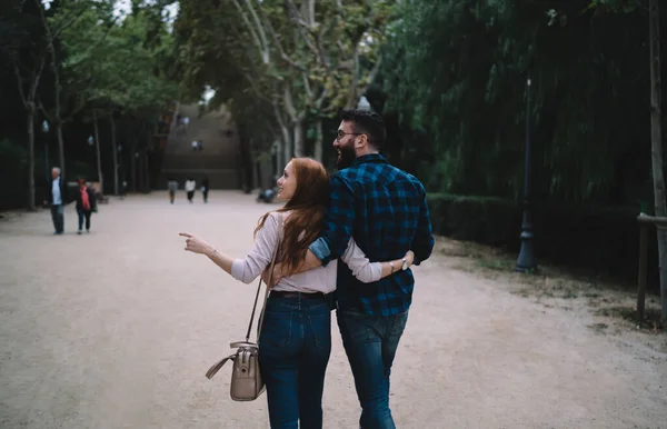 レクリエーションのために散歩中に話すケアフリーボーイフレンド抱擁白人さんのガールフレンド — ストック写真