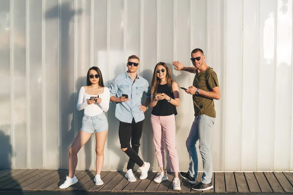 Jovens Homens Mulheres Melhores Amigos 20S Usando Smartphone Durante Passatempo — Fotografia de Stock