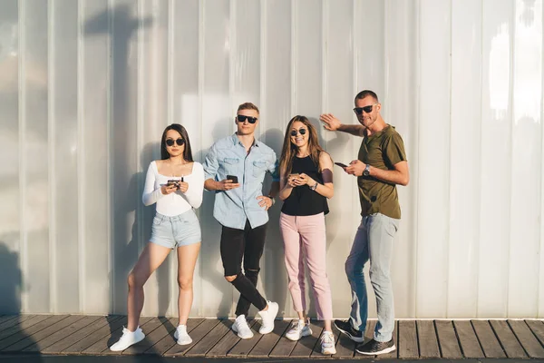 Jóvenes Hombres Mujeres Mejores Amigos Años Utilizando Teléfono Inteligente Durante —  Fotos de Stock