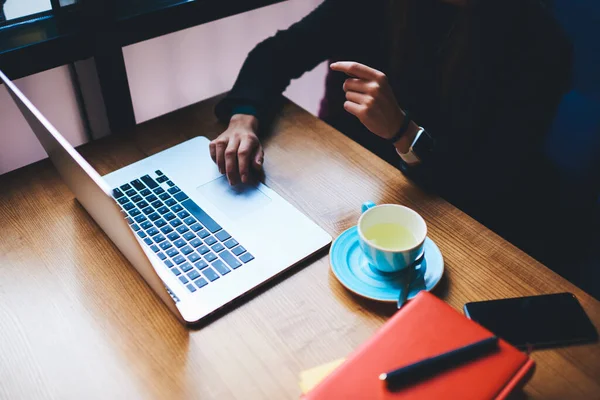 Cima Colheita Anônima Freelancer Feminino Sentado Mesa Com Xícara Chá — Fotografia de Stock