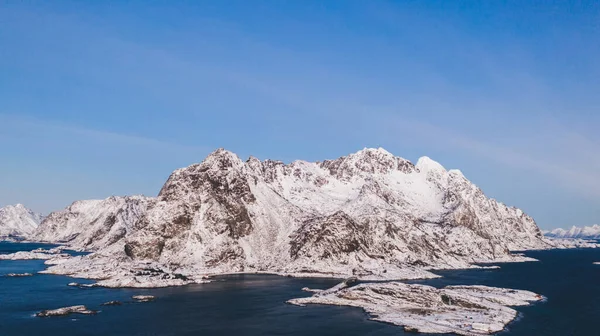 空中风景岩石峰峦 风景秀丽的自然景观 被北欧海环绕的罗浮敦岛 — 图库照片