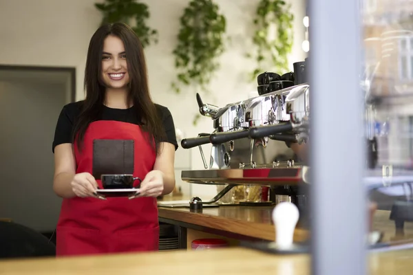 Media Longitud Retrato Mujer Feliz Camarera Delantal Pie Cerca Máquina — Foto de Stock