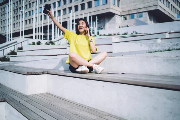 Щаслива Азіатська Жінка Має Розмову Смартфоном Відпочиває Відкритому Повітрі Махаючи — стокове фото