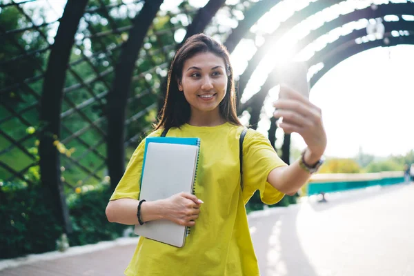 Ganska Asiatisk Kvinna Tittar Kameran Med Mobiltelefon För Att Göra — Stockfoto