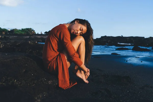 Vue Latérale Voyageur Romantique Ethnique Féminin Robe Été Mettant Tête — Photo