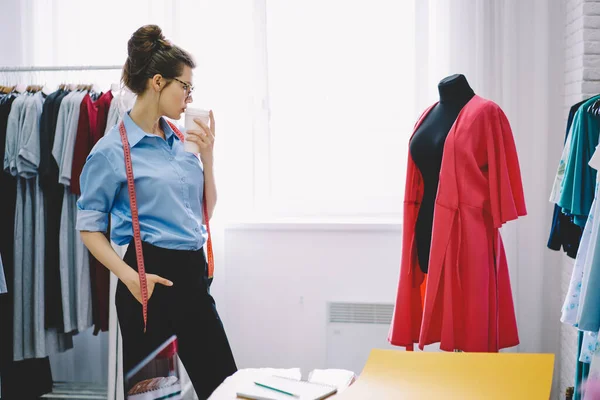 Vista Lateral Costurera Femenina Con Estilo Con Taza Papel Bebida —  Fotos de Stock