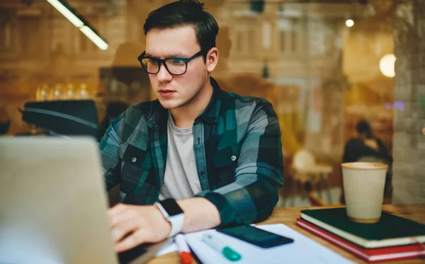 Através Vidro Freelancer Masculino Concentrado Com Óculos Relógio Inteligente Sentado — Fotografia de Stock