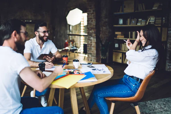 Grupo Jóvenes Compañeros Sonrientes Ropa Casual Sentados Mesa Redonda Con — Foto de Stock