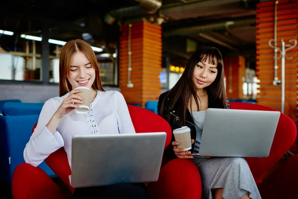 Professionisti Asiatici Caucasici Con Bevande Contenenti Caffeina Asporto Che Fanno — Foto Stock