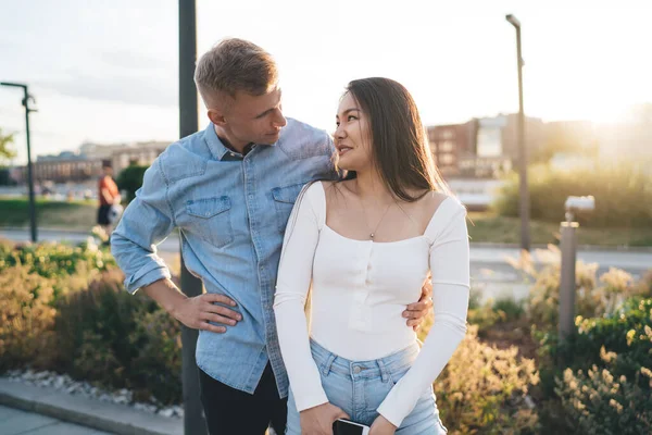 Zachte Jongeman Die Glimlachende Vriendin Bij Taille Vasthoudt Terwijl Hij — Stockfoto