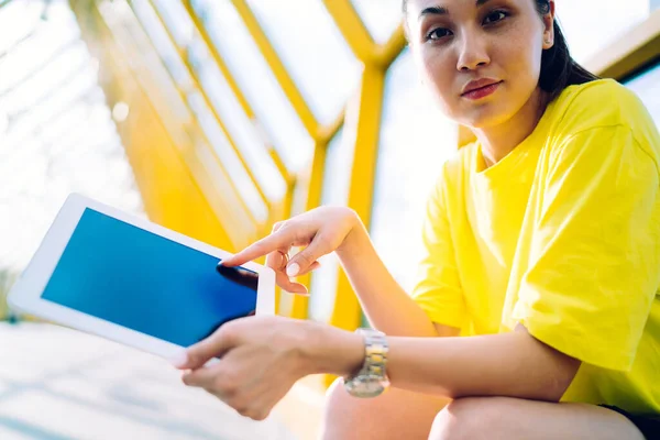 Låg Vinkel Allvarliga Gröda Etnisk Kvinna Casual Kläder Och Armbandsur — Stockfoto