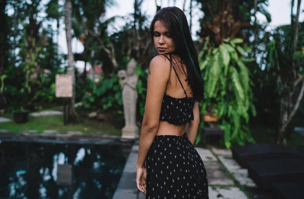 Zijaanzicht Van Slanke Jonge Vrouw Met Trendy Kapsel Dragen Zomerkleding — Stockfoto