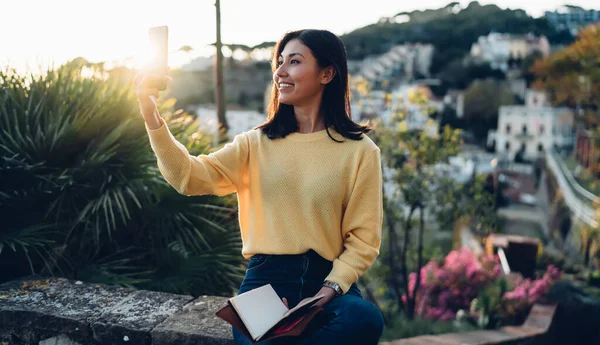 Aziatisch Hipster Meisje Met Onderwijs Leerboek Met Behulp Van Cellulaire — Stockfoto