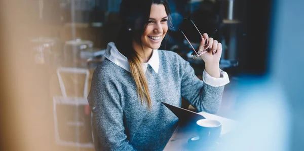 Mujer Con Sonrisa Dentada Atuendo Casual Mirando Hacia Otro Lado —  Fotos de Stock