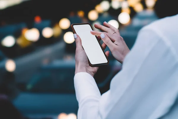 Recadrer Femme Sans Visage Dans Usure Formelle Écran Tactile Téléphone — Photo