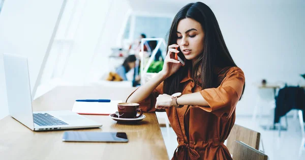 Side View Young Dark Haired Woman Casual Outfit Talking Phone — Foto Stock