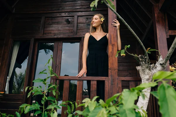 Happy Woman Black Dress Chilling Doorway Looking Away While Enjoying — Stockfoto