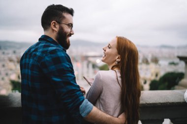 Keyifli erkek ve kadın turistlerin boş zamanlarında sohbet ve kahkaha atmalarına bakıyorum.