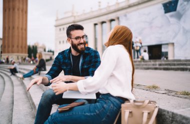  Mutlu Kafkasyalı hippiler gündelik giysiler giyer. İlişkinin ve iletişimin tadını çıkarırlar.