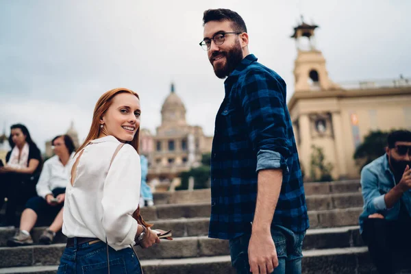 Pół Długości Portret Wesołych Hipsterów Uśmiechniętych Kamery Podczas Zwiedzania Turystycznego — Zdjęcie stockowe