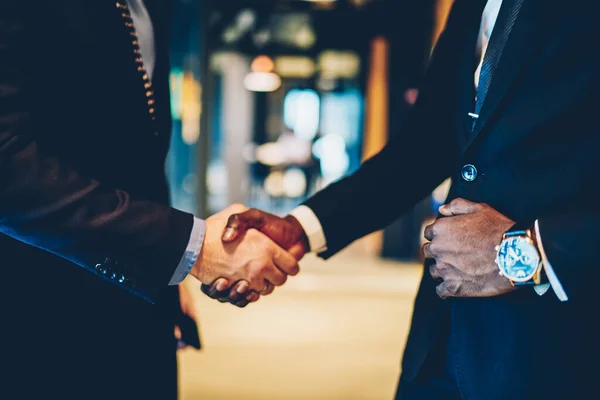 Cultivar Empresários Multirraciais Ternos Pretos Elegantes Apertando Mãos Depois Discutir — Fotografia de Stock