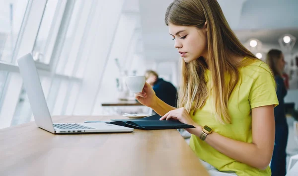 Boční Pohled Seriózního Mladého Vzdáleného Pracovníka Sedícího Moderní Lehké Kavárně — Stock fotografie