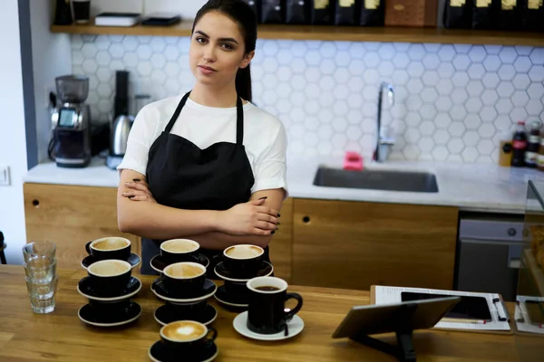 Retrato Metade Comprimento Confiante Sério Barista Feminino Com Mãos Cruzadas — Fotografia de Stock