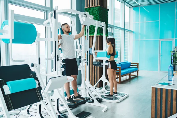Full Body Determined Sportspeople Activewear Exercising Digital Gym Equipment Displays — стоковое фото