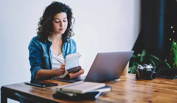 Intelligenta Kvinnliga Student Skriva Informativa Anteckningar Utbildning Lärobok Sitter Vid — Stockfoto