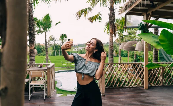 Joyful Ethnic Female Trendy Wear Standing Terrace Cafe Taking Selfie — Stockfoto