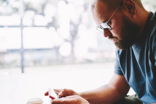 Zijaanzicht Van Man Met Baard Shirt Bril Met Smartphone Horizontale — Stockfoto