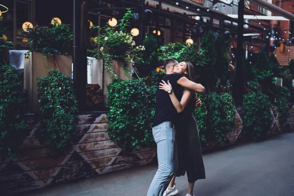 Olumlu duygular ve flörtöz bir ilişki sırasında, kadın ve erkek samimi bir şekilde sarılır.