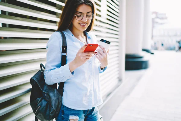 Feliz Estudiante Caucásica Lectura Gafas Ópticas Recibió Mensaje Texto Utilizando —  Fotos de Stock