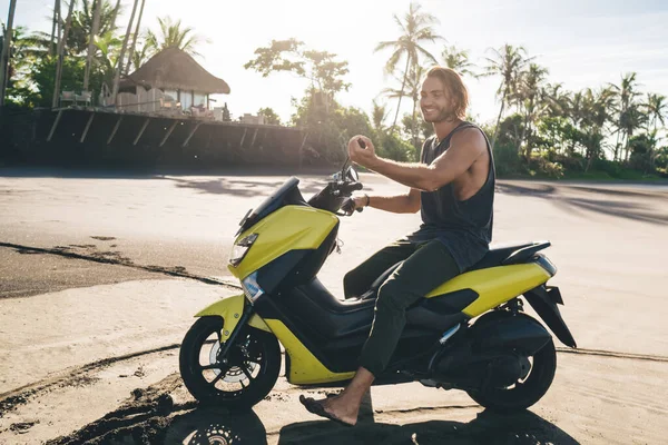 Pełne Ciało Szczęśliwego Hipstera Podkoszulku Siedzi Motocyklu Relaksuje Się Tropikalnym — Zdjęcie stockowe