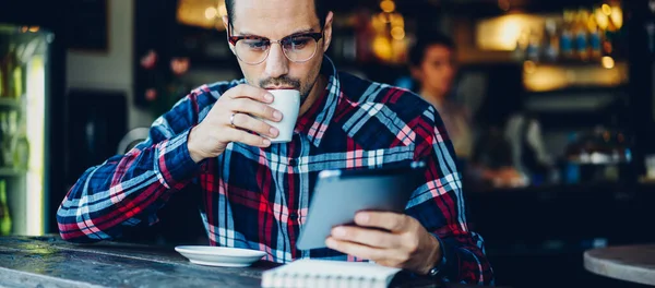 Hombre Negocios Con Gafas Elegantes Bebiendo Sabroso Café Americano Leyendo —  Fotos de Stock