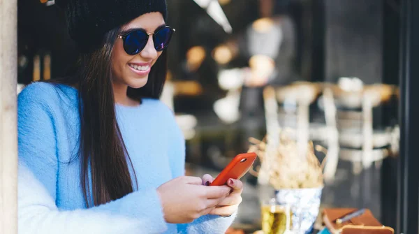 Influenciador Feminino Engraçado Óculos Sol Conversando Enviando Mensagens Tecnologia Smartphones — Fotografia de Stock