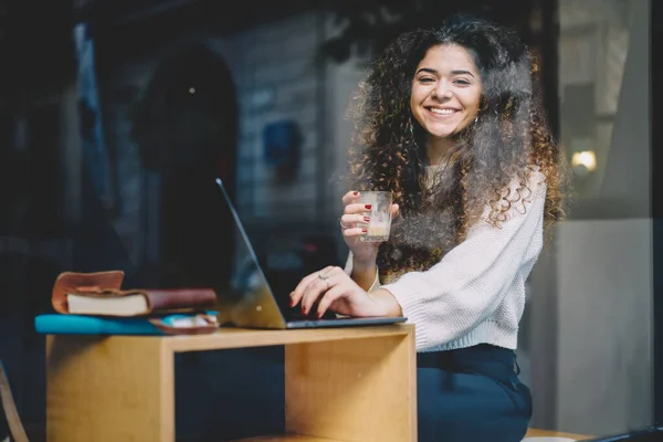 Portret Van Vrolijke Hipster Meisje Met Cafeïne Drank Glimlachen Camera — Stockfoto