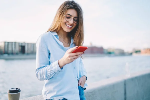 Happy Female Tourist Blogging Using Mobile Phone Internet Mailing Sightseeing — Stock Photo, Image