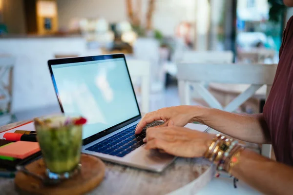 Imagen Recortada Mujer Escribiendo Ordenador Portátil Que Trabaja Sitios Web —  Fotos de Stock