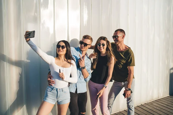 Grupo Jóvenes Sonrientes Ropa Casual Gafas Sol Tomando Selfie Teléfono —  Fotos de Stock