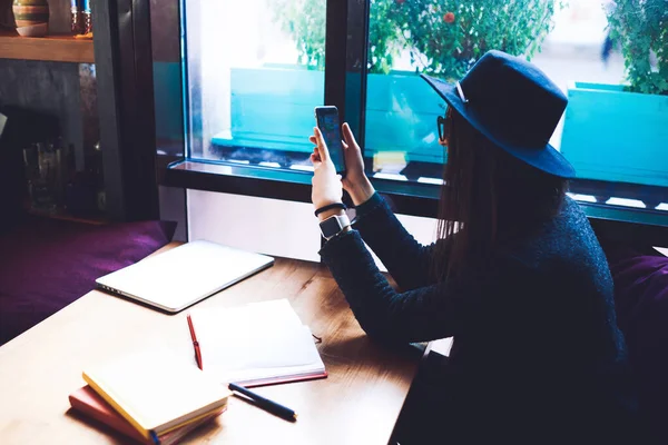 Pencerenin Yanındaki Ahşap Masada Oturan Şık Kıyafetli Akıllı Telefondan Sohbet — Stok fotoğraf