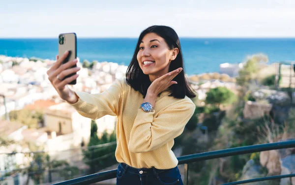Aziatische Vrouwelijke Vlogger Grijnzen Terwijl Klikken Selfie Beelden Cellulaire Front — Stockfoto