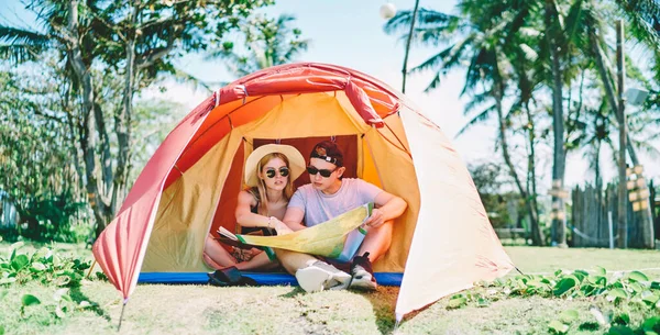 Full Body Young Couple Tourists Sunglasses Choosing Place Visit Using — Stock Photo, Image