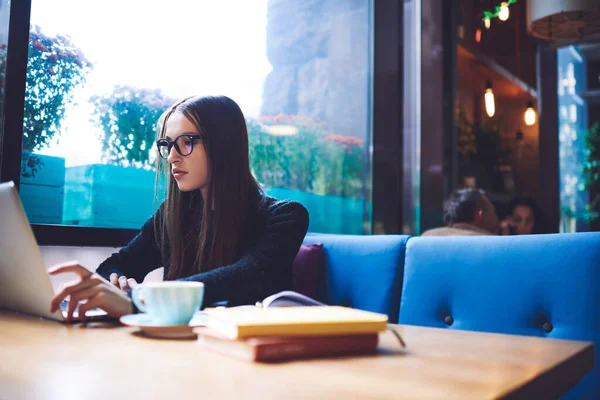 Jeune Travailleuse Concentrée Distance Avec Des Lunettes Assise Une Table — Photo