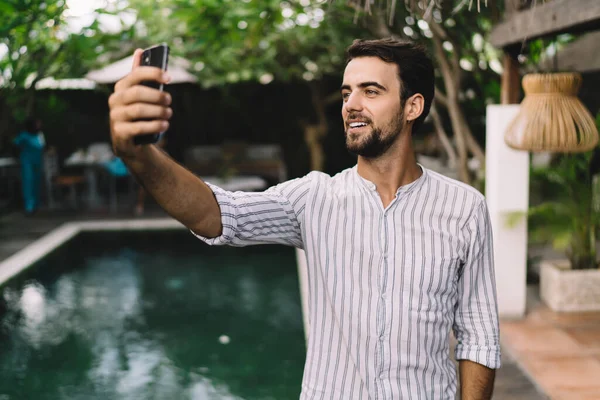 Szczęśliwy Młody Brodaty Bloger Mężczyzna Stylowych Ubrań Robienie Selfie Telefon — Zdjęcie stockowe