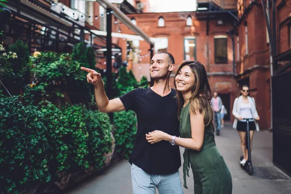 Feliz Multirracial Masculino Feminino Discutindo Showplace Enquanto Visitava Cidade Notícias — Fotografia de Stock