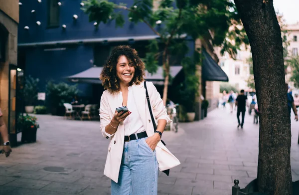 Joyful Fashion Blogger Dressed Stylish Streetwear Laughing Touristic Street Rejoicing — Stock Photo, Image